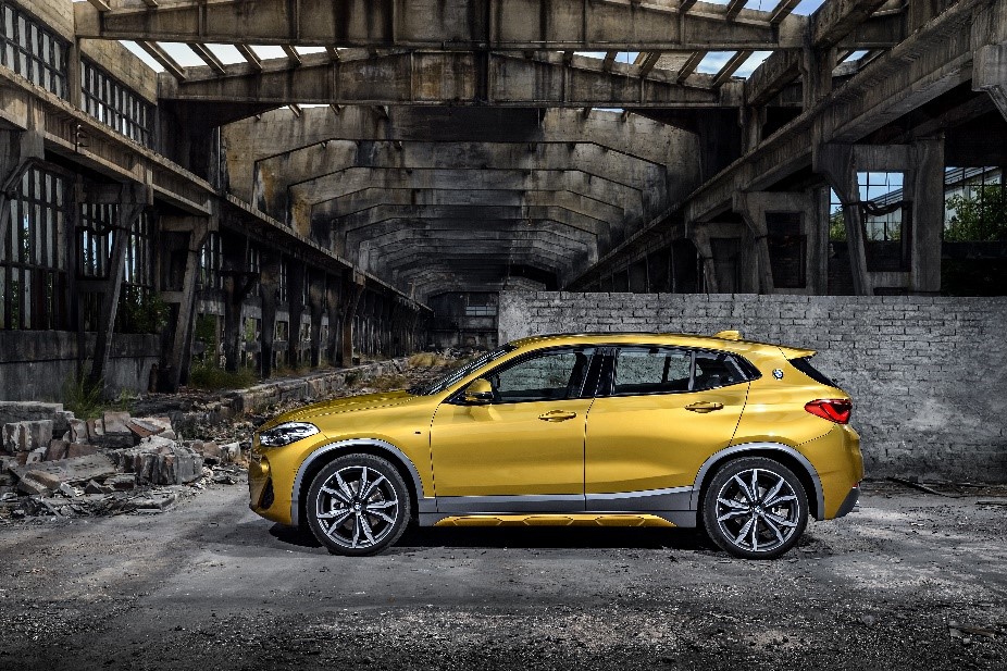BMW X2 F39 Sanremo Green metallic Three-quarter side view with model BMW X2 F39 Sanremo Green metallic Three-quarter side view with model